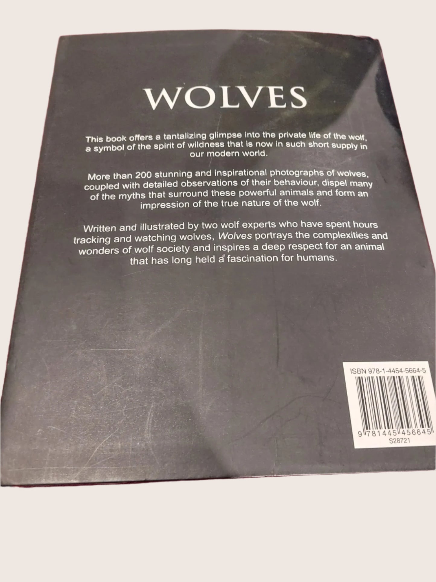 WOLVES CAPTURIND THE NATURE SPIRIT OF THESE INCREDIBLE ANIMALS BOOK