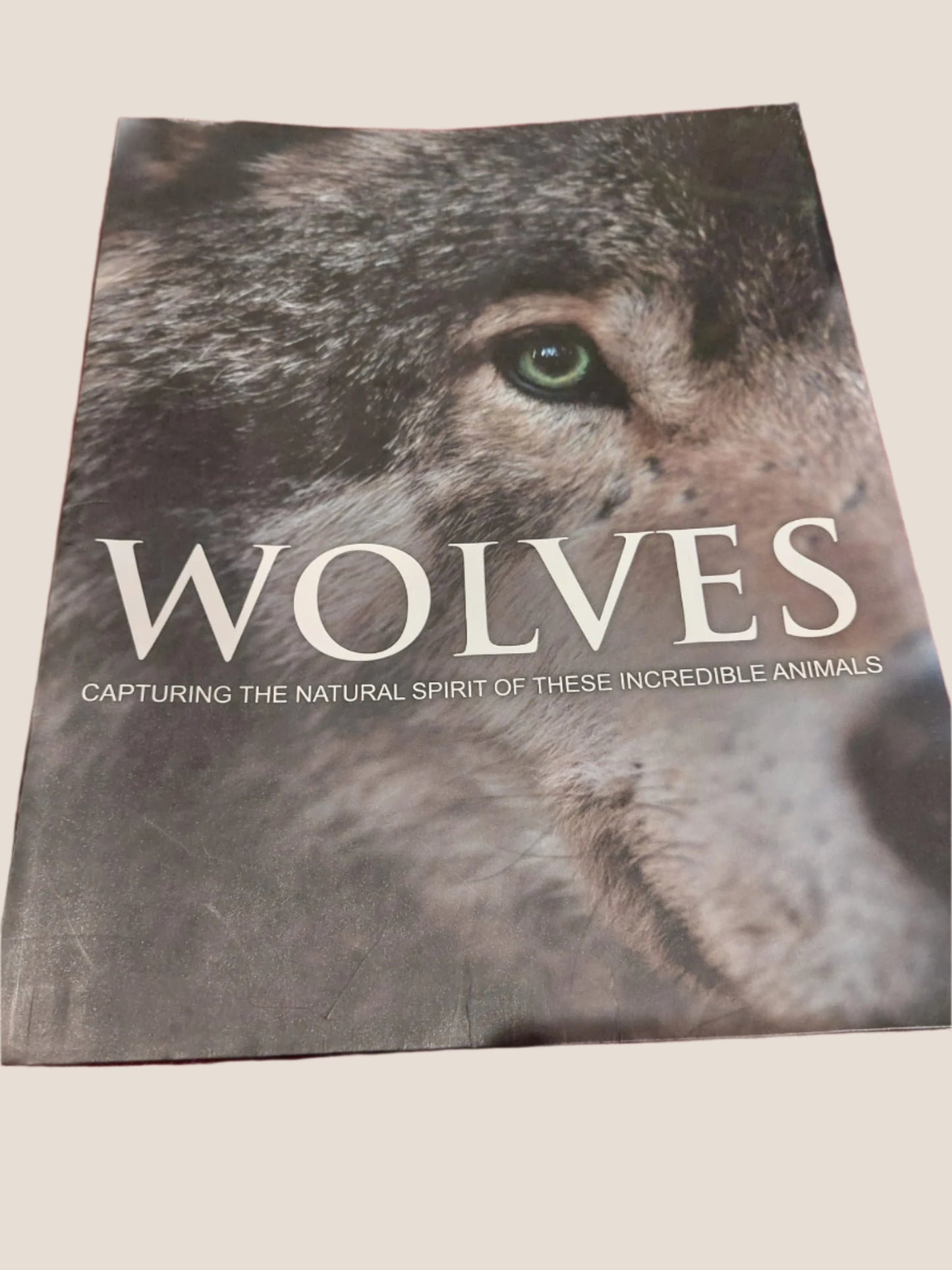 WOLVES CAPTURIND THE NATURE SPIRIT OF THESE INCREDIBLE ANIMALS BOOK